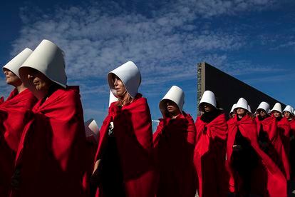 Protestantes argetinas vestidas con las túnicas típicas de las criadas de la ficción.