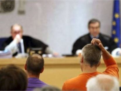'Txapote', de espaldas y vestido de naranja, durante un juicio en 2012.