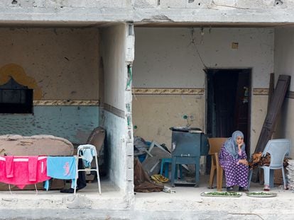 Una mujer, este viernes en su casa destruida en Rafah, en el sur de la franja de Gaza.