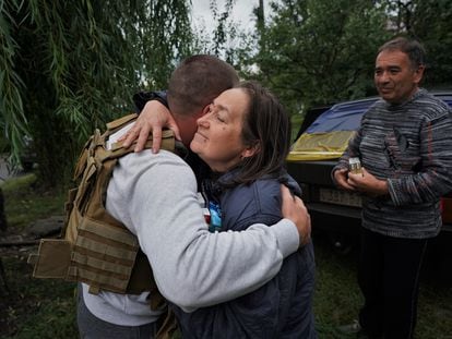 Taras abraza a su madre, Helen, tras más de seis meses sin verse por la guerra en Kupiansk, el miércoles.