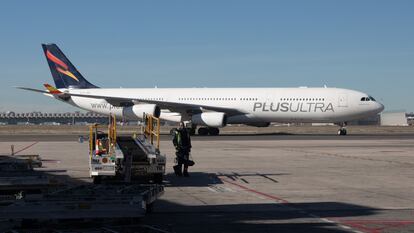 Un avión de Plus Ultra en el aeropuerto de Madrid-Barajas.