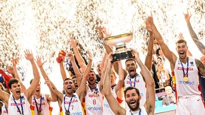 Berlin (Germany), 18/09/2022.- The Spanish team players celebrate with the trophy after winning the FIBA EuroBasket 2022 Final basketball match between Spain and France in Berlin, Germany, 18 September 2022. (Baloncesto, Francia, Alemania, España) EFE/EPA/FILIP SINGER
