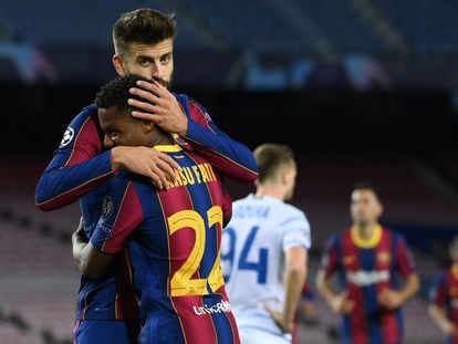 Piqué festeja con Ansu el segundo tanto del Barcelona.