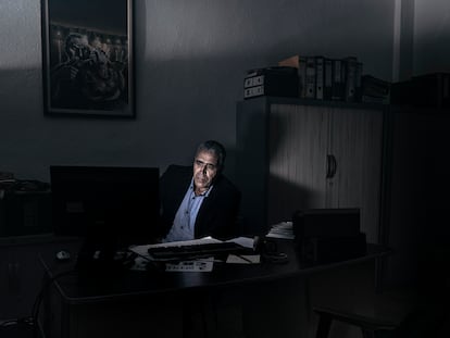 Alejandro M. Gallo, comisario jefe de la Policía
Local de Gijón combina su
experiencia policial y sus tres
carreras universitarias para escribir
novela negra de base histórica.