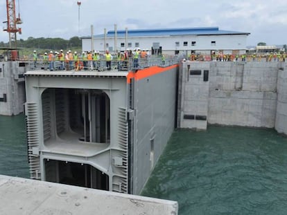 Una de las compuertas del tercer juego de esclusas del Canal de Panamá.