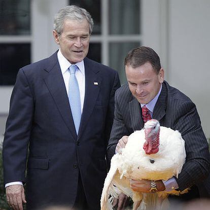 Bush, con uno de los pavos que indultó ayer.