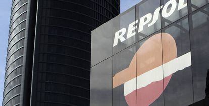 Vista del logotipo de la compañia petrolera Repsol. 