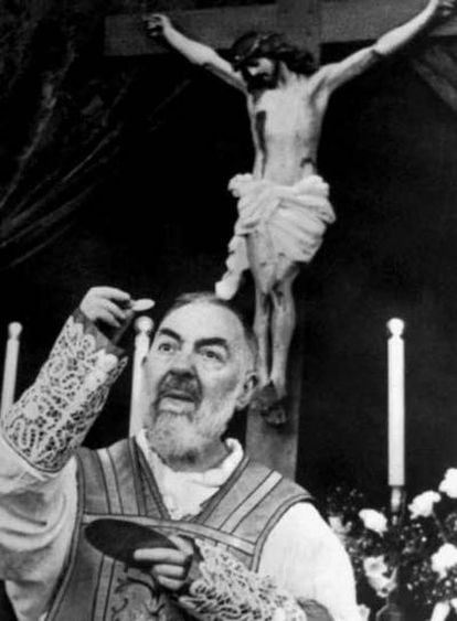 El monje Padre Pío en 1964.