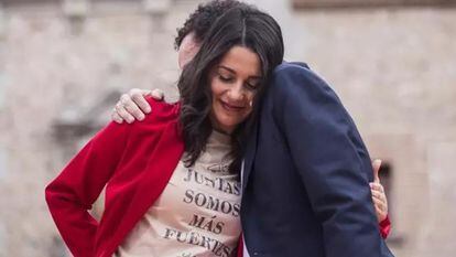 Inés Arrimadas unida en un abrazo con Edmundo Bal, candidato de Cs a las elecciones de Madrid. En vídeo: 'Auge y caída de Ciudadanos'.