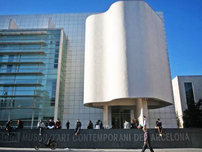 Parte de la fachada principal del MACBA de Barcelona.
