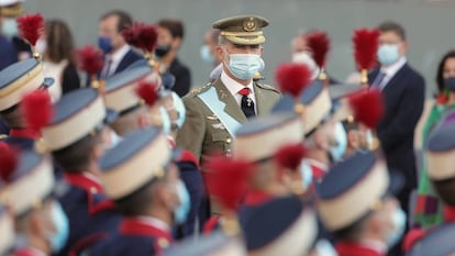 Felipe VI pasa revista a las tropas antes de dar comienzo al desfile.