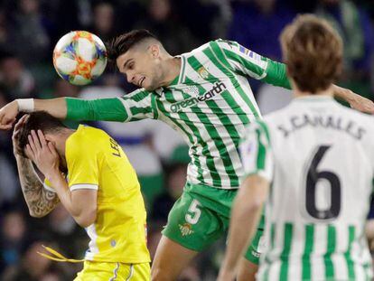 El defensa del Betis Marc Bartra lucha por el balón ante el delantero brasileño del Espanyol Léo Baptistão.