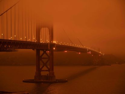 El humo de los incendios de septiembre en California oculta en parte el Golden Gate de San Francisco.