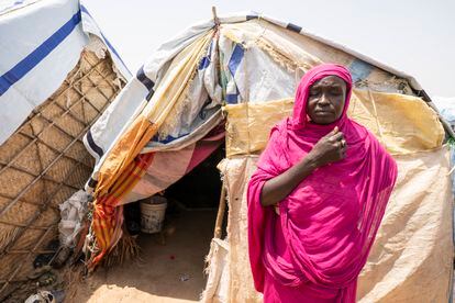 Una mujer desplazada por el conflicto de Sudán, en el campamento de Otash, cerca de Nyala, en Darfur del Sur.