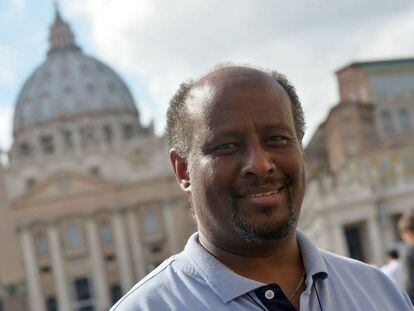 Fotograf&iacute;a del cura eritreo Mussie Zerai, frente a el Vaticano, en 2015