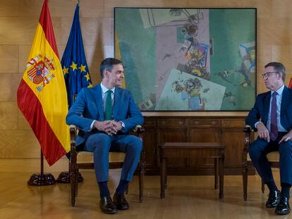 El líder del PSOE, Pedro Sánchez, en su reunión con Alberto Núñez Feijóo, el 9 de octubre en el Congreso.