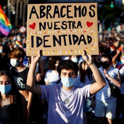 GRAFCVA6721. VALENCIA, 28/06/2021.- Un joven lleva una pancarta con el lema "Abracemos nuestra identidad" durante la manifestación del Orgull LGTB+ bajo el lema Els drets trans són drets humans, que reclama al Gobierno una ley trans estatal. EFE/Biel Aliño