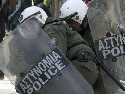 Policías antidisturbios durante la manifestación en contra los planes de austeridad en Atenas