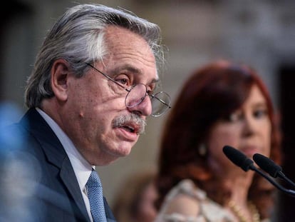 El presidente de Argentina, Alberto Fernández, abre las sesiones del Congreso ante la mirada de su vicepresidenta, Cristina Fernández de Kirchner. el 1 de marzo de 2021.
