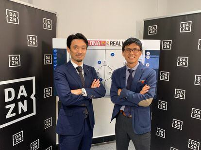 Ichiro Ozawa, comentarista de LaLiga en Japón (derecha), y el narrador y exfutbolista, Kazuyuki Toda, antes de ElClásico, en las oficinas de DAZN en Tokio. Detrás, la pizarra en la que ofrecen sus análisis tácticos.