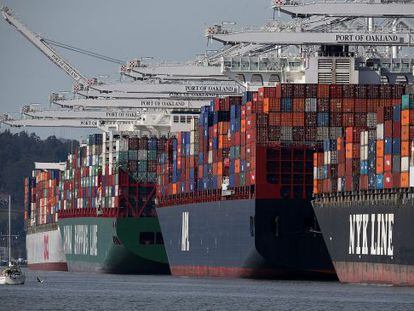 Barcos sin descargar en el puerto de Oakland, el mi&eacute;rcoles.