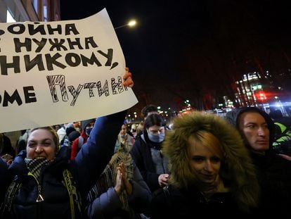 Protesta contra la ofensiva rusa en Ucrania por las calles de Moscú.