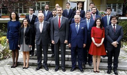 El Rey Felipe VI y el ministro de Asuntos Exteriores, Manuel García-Margallo, durante la entrega de los despachos de secretario de embajada a los 15 integrantes de la LXVI promoción de diplomáticos, en un acto celebrado hoy en la Escuela Diplomática.