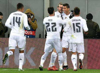 El delantero portugués del Real Madrid Cristiano Ronaldo celebra con sus compañeros de equipo después de anotar.