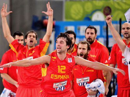 Llull celebra una canasta ante Serbia.