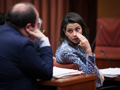 La líder de la oposición, Inés Arrimadas (D) conversa con Miquel Iceta (I).