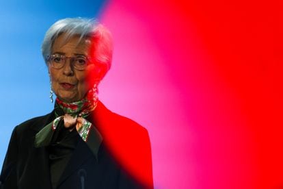 La presidenta del Banco Central Europeo, Christine Lagarde, habla con los periodistas tras una reunión de política monetaria del consejo de gobierno, en Fráncfort el 2 de febrero.