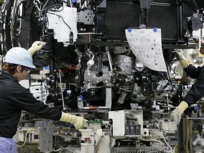 Trabajadores de Toyota montan un motor para el nuevo veh&iacute;culo. 