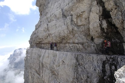 Un escalador en la vía ferrata delle Brocchette, en los Dolomitas de Brenta.