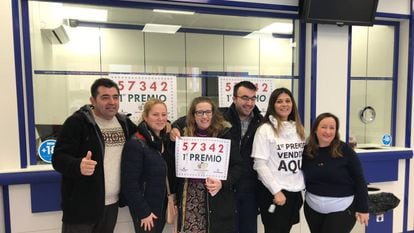 Celebración en la administración de Lotería número 4 de Manises, que ha vendido 10 décimos del primer premio del Niño.