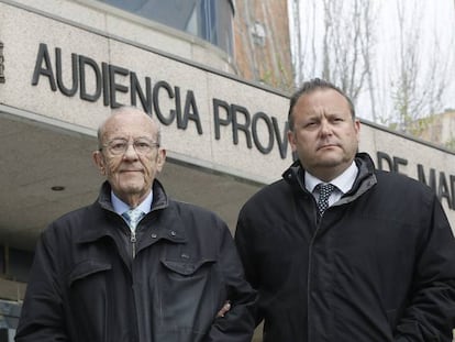 Los doctores Sim&oacute;n Vi&ntilde;als y su hijo Carlos, a la salida de la Audiencia Provincial el 29 de marzo.