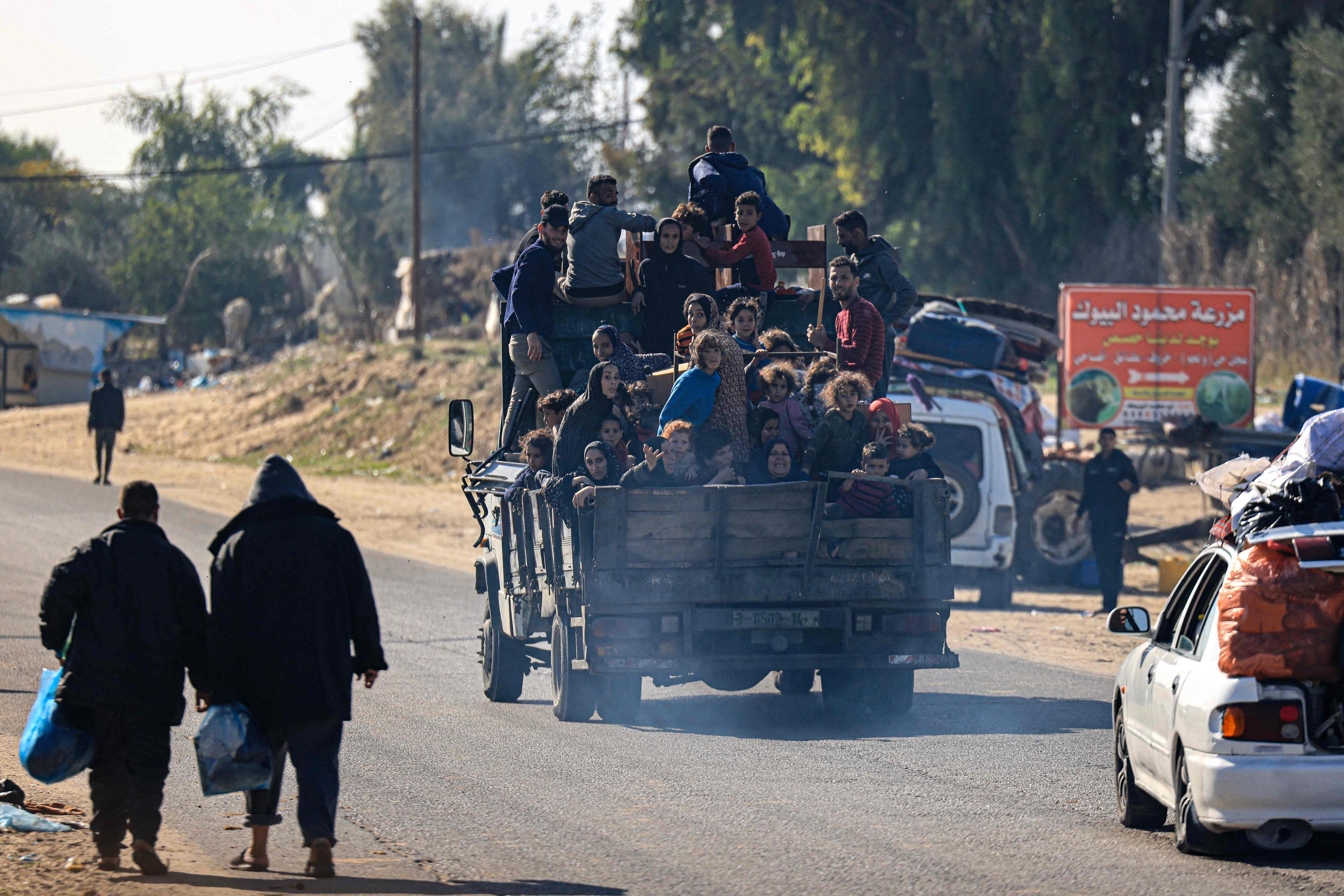 Civiles palestinos huyen de Jan Yunis en el sur de la Franja de Gaza, este domingo.