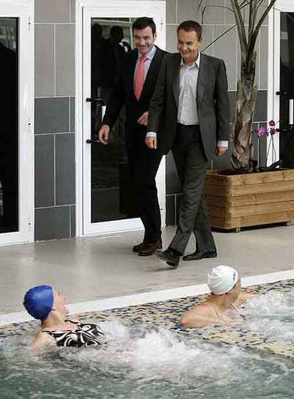 Zapatero y Gómez, durante la visita a la piscina y balneario municipal de Parla.
