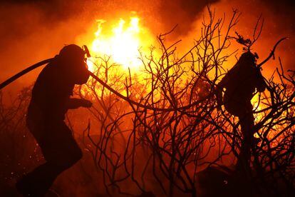 Bomberos en el incendio de Pontecaldelas (Pontevedra), este sábado de madrugada. 