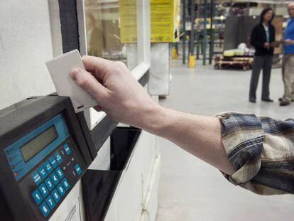 Un trabajador ficha a la entrada de su empresa