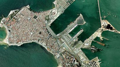 Vista a&eacute;rea de la ciudad de C&aacute;diz y su puerto, en la parte inferior derecha. 