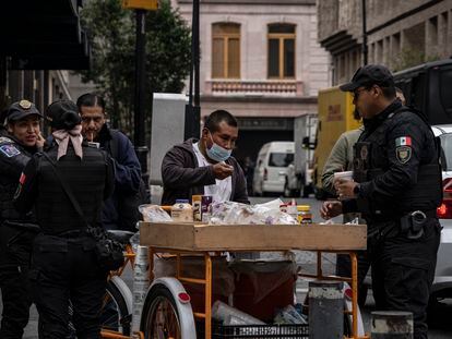 Vendedores de alimentos se encuentran en la calle 16 de septiembre del centro histórico de Ciudad de México, el 29 de junio de 2022.