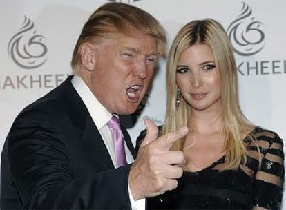 Donald Trump con su hija Ivanka, en una foto de agosto. El millonario, conocido tanto por su vida social como por sus actividades empresariales, ha presentado ante las autoridades la quiebra de sus casinos