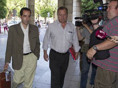 Crist&oacute;bal Cantos (izquierda), en los juzgados de Sevilla para declarar por el caso Invercaria.