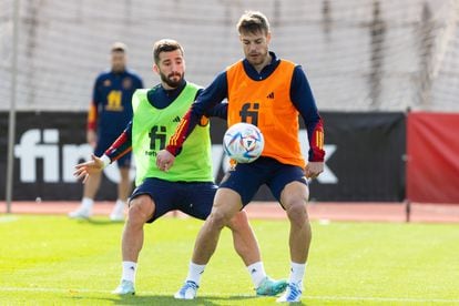 José Luis Gayá (izquierda) y César Azpilicueta, durante un entrenamiento el martes en Madrid, antes del amistoso contra Jordania.