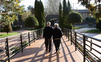Dos ancianos en la residencia Vigor de Becerril de la Sierra, en Madrid.