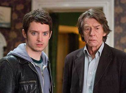 Elijah Wood (izquierda) y John Hurt, en <i>Los crímenes de Oxford.</i>