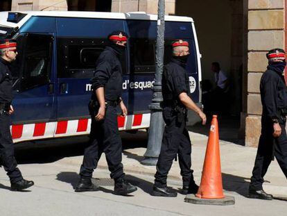 Agentes de los Mossos d'Esquadra, en los alrededores del Parlamento catalán.