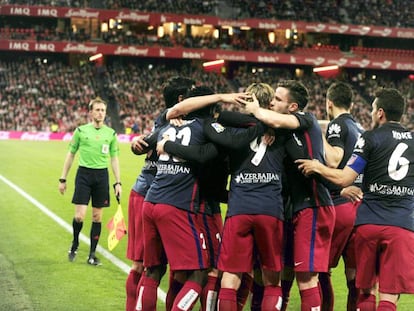 Los jugadores atl&eacute;ticos celebran el gol en San Mam&eacute;s.