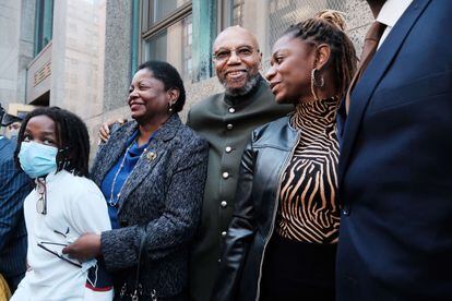 Muhammad Aziz (centro), con miembros de su familia y abogados, el jueves a las puertas del juzgado en Nueva York.