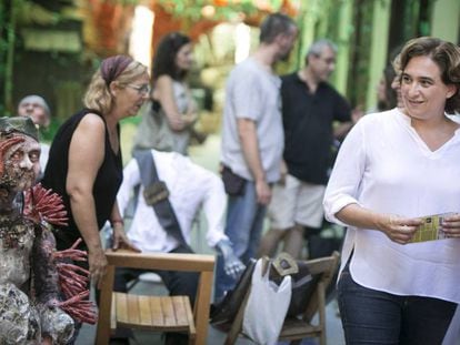 La alcaldesa de Barcelona, Ada Colau, visitando las fiestas de Gr&agrave;cia